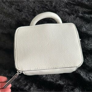 Camera bag 
(White)
Cross body and hand held